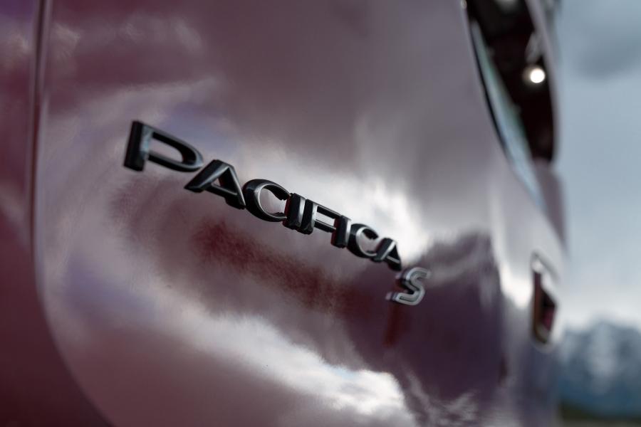 Логотип Chrysler Pacifica Limited S Appearance Package (RU) 2017 года  (фото 29 из 40)